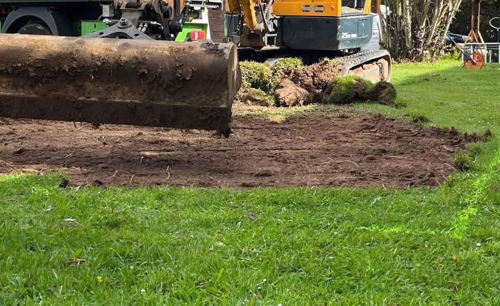 Entretien régulier du gazon pour assurer son uniformité